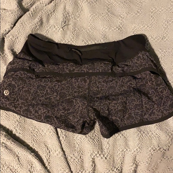 Lululemon black grey lace pattern speed up shorts 2.5" GUC - Picture 2 of 3